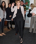 Jennifer_Lawrence_promoting_The_Hunger_Games_mall_promotion_tour_14.jpg