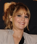 Jennifer_Lawrence_promoting_The_Hunger_Games_mall_promotion_tour_18.jpg
