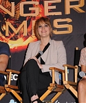 Jennifer_Lawrence_promoting_The_Hunger_Games_mall_promotion_tour_28.jpg