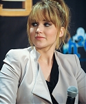 Jennifer_Lawrence_promoting_The_Hunger_Games_mall_promotion_tour_56.jpg