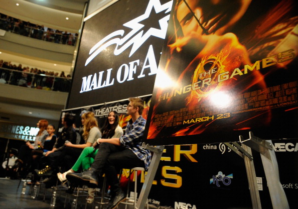 Jennifer Lawrence (Katniss Everdeen), Josh Hutcherson (Peeta), Jacqueline Emerson (Foxface), Amandla Stenberg (Rue), Isabelle Fuhrman (Clove) and Alexander Ludwig (Cato) attended <em>The Hunger Games</em> National Mall Tour fan event at the Mall of America in Minnesota.
