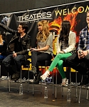 Jennifer_Lawrence_promoting_The_Hunger_Games_at_Mall_of_America_11.jpg