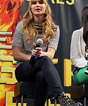 Jennifer_Lawrence_promoting_The_Hunger_Games_at_Mall_of_America_20.jpg