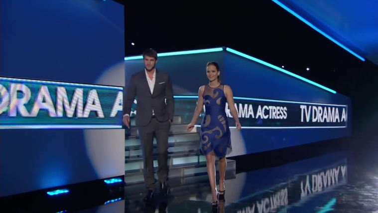Liam_Hemsworth_and_Jennifer_Lawrence_Present_at_People_s_Choice_Awards_2012_024.jpg