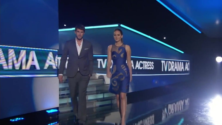 Liam_Hemsworth_and_Jennifer_Lawrence_Present_at_People_s_Choice_Awards_2012_025.jpg