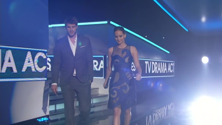 Liam_Hemsworth_and_Jennifer_Lawrence_Present_at_People_s_Choice_Awards_2012_027.jpg