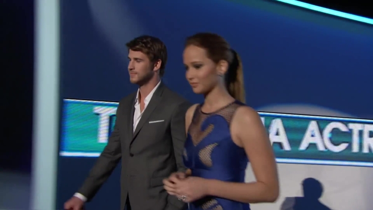 Liam_Hemsworth_and_Jennifer_Lawrence_Present_at_People_s_Choice_Awards_2012_035.jpg