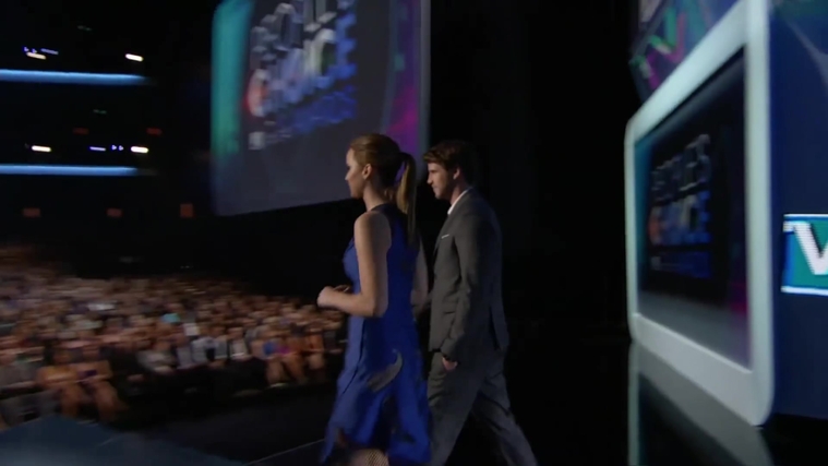 Liam_Hemsworth_and_Jennifer_Lawrence_Present_at_People_s_Choice_Awards_2012_038.jpg