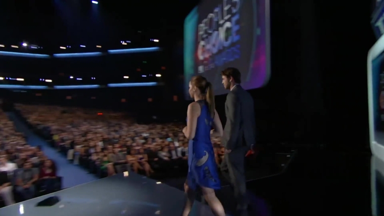 Liam_Hemsworth_and_Jennifer_Lawrence_Present_at_People_s_Choice_Awards_2012_039.jpg