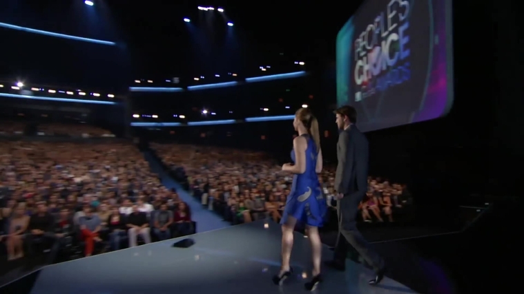 Liam_Hemsworth_and_Jennifer_Lawrence_Present_at_People_s_Choice_Awards_2012_040.jpg