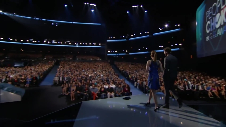 Liam_Hemsworth_and_Jennifer_Lawrence_Present_at_People_s_Choice_Awards_2012_042.jpg