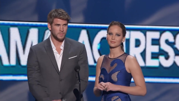Liam_Hemsworth_and_Jennifer_Lawrence_Present_at_People_s_Choice_Awards_2012_045.jpg