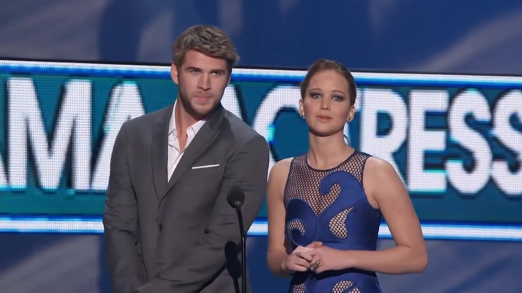 Liam_Hemsworth_and_Jennifer_Lawrence_Present_at_People_s_Choice_Awards_2012_046.jpg