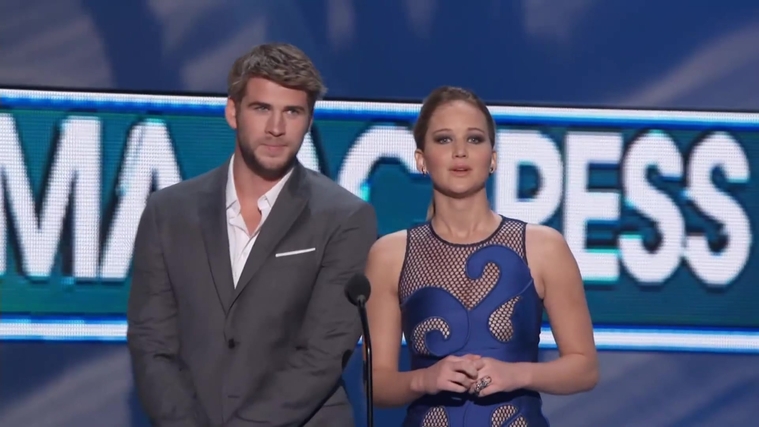 Liam_Hemsworth_and_Jennifer_Lawrence_Present_at_People_s_Choice_Awards_2012_047.jpg