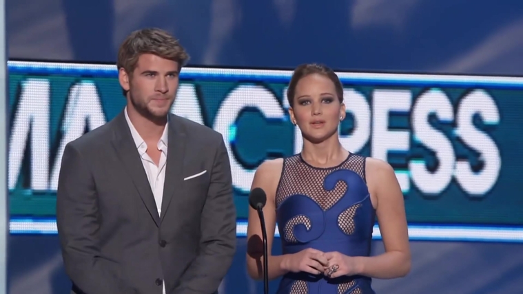 Liam_Hemsworth_and_Jennifer_Lawrence_Present_at_People_s_Choice_Awards_2012_048.jpg