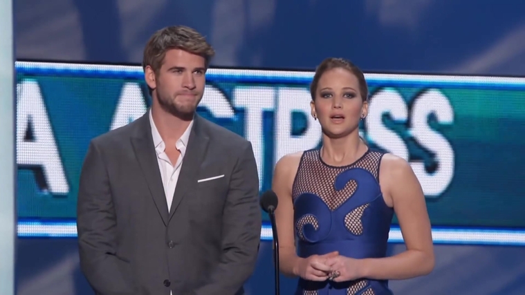 Liam_Hemsworth_and_Jennifer_Lawrence_Present_at_People_s_Choice_Awards_2012_050.jpg