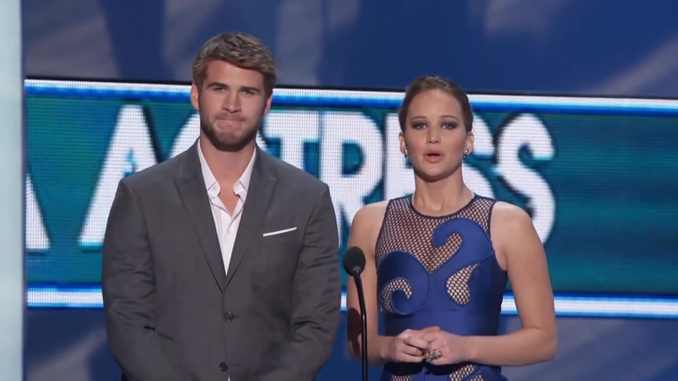 Liam_Hemsworth_and_Jennifer_Lawrence_Present_at_People_s_Choice_Awards_2012_051.jpg