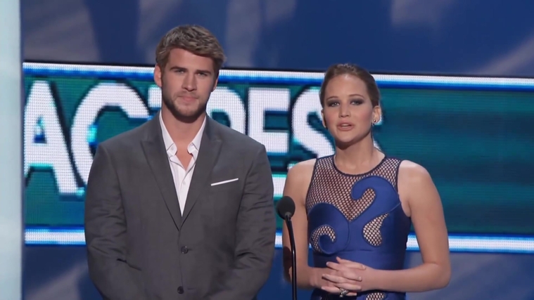 Liam_Hemsworth_and_Jennifer_Lawrence_Present_at_People_s_Choice_Awards_2012_053.jpg