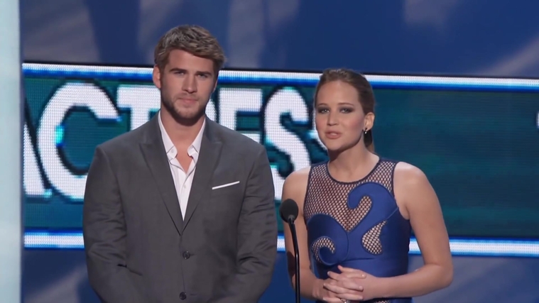 Liam_Hemsworth_and_Jennifer_Lawrence_Present_at_People_s_Choice_Awards_2012_054.jpg