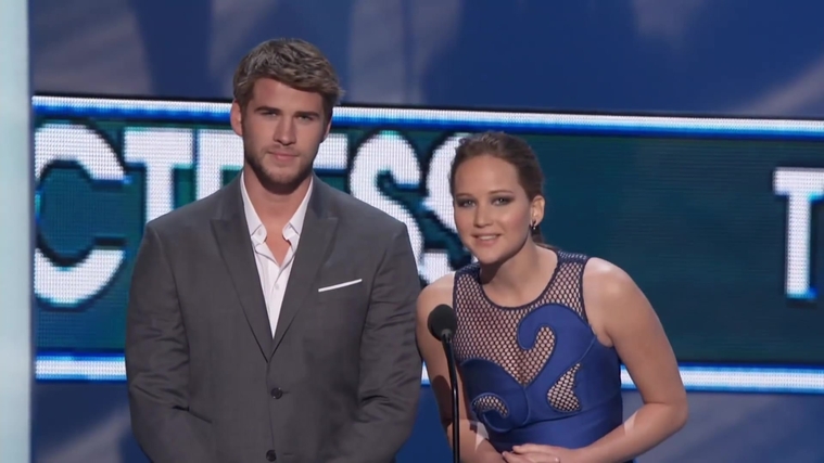 Liam_Hemsworth_and_Jennifer_Lawrence_Present_at_People_s_Choice_Awards_2012_055.jpg