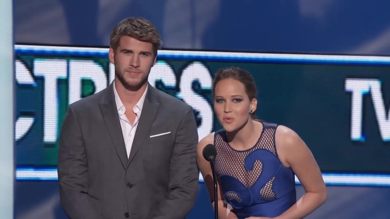 Liam_Hemsworth_and_Jennifer_Lawrence_Present_at_People_s_Choice_Awards_2012_056.jpg