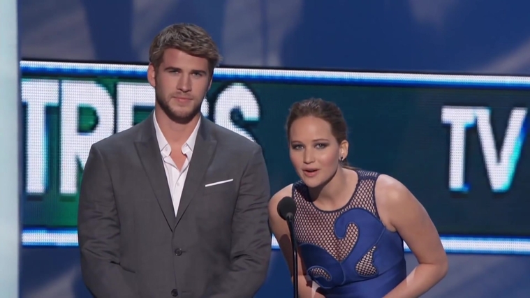 Liam_Hemsworth_and_Jennifer_Lawrence_Present_at_People_s_Choice_Awards_2012_057.jpg