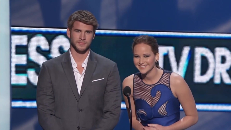 Liam_Hemsworth_and_Jennifer_Lawrence_Present_at_People_s_Choice_Awards_2012_060.jpg