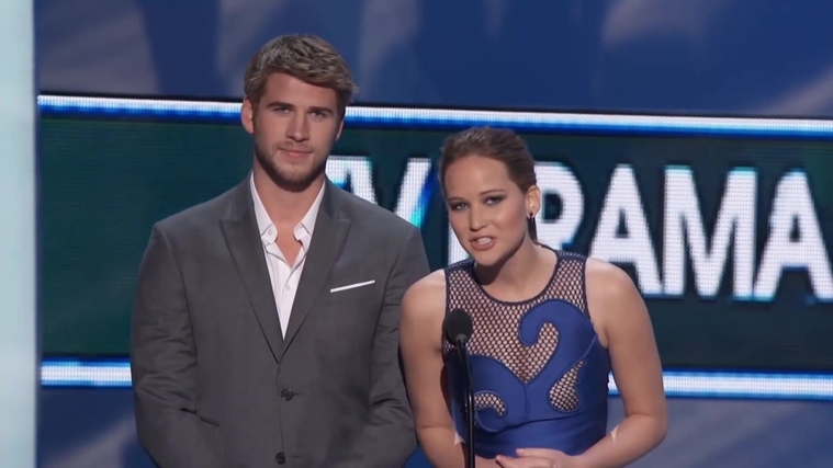 Liam_Hemsworth_and_Jennifer_Lawrence_Present_at_People_s_Choice_Awards_2012_065.jpg