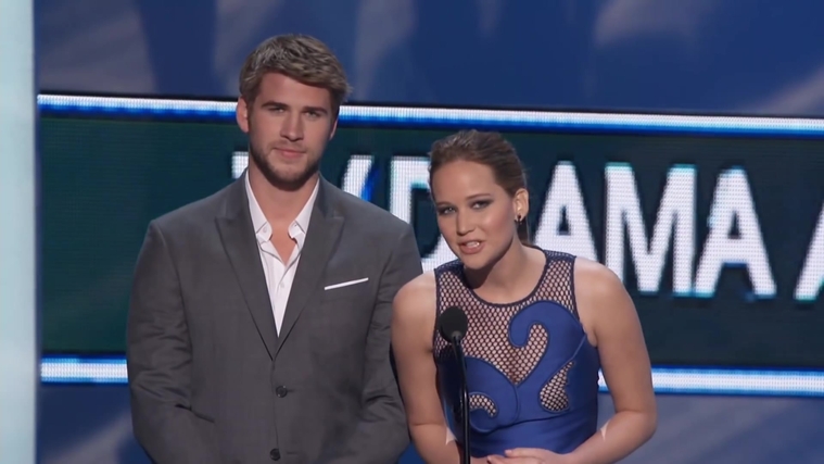 Liam_Hemsworth_and_Jennifer_Lawrence_Present_at_People_s_Choice_Awards_2012_066.jpg