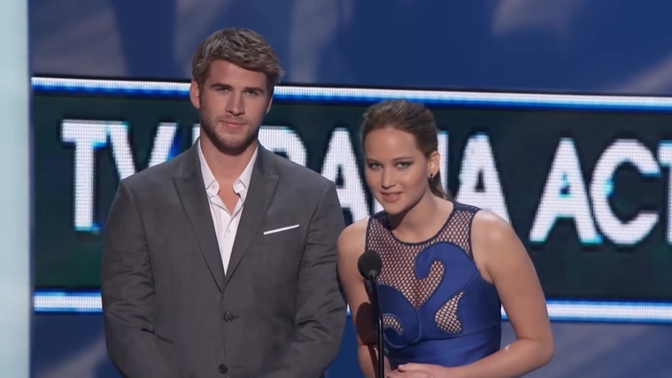 Liam_Hemsworth_and_Jennifer_Lawrence_Present_at_People_s_Choice_Awards_2012_069.jpg