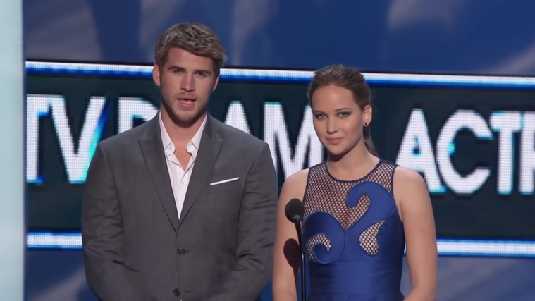 Liam_Hemsworth_and_Jennifer_Lawrence_Present_at_People_s_Choice_Awards_2012_070.jpg