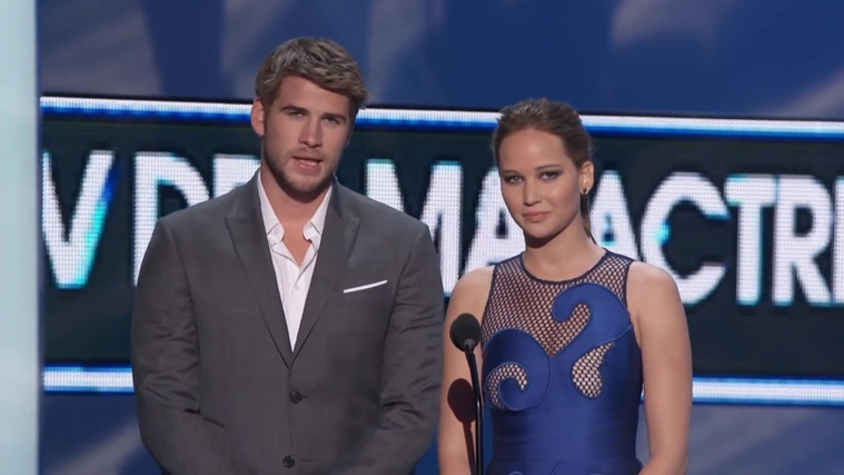 Liam_Hemsworth_and_Jennifer_Lawrence_Present_at_People_s_Choice_Awards_2012_071.jpg