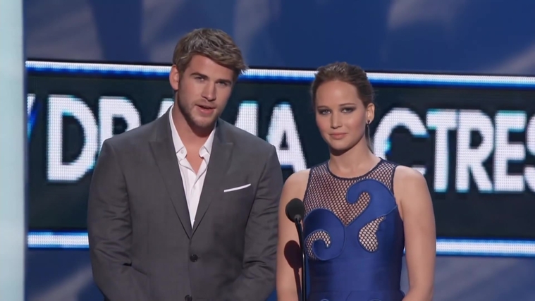 Liam_Hemsworth_and_Jennifer_Lawrence_Present_at_People_s_Choice_Awards_2012_072.jpg
