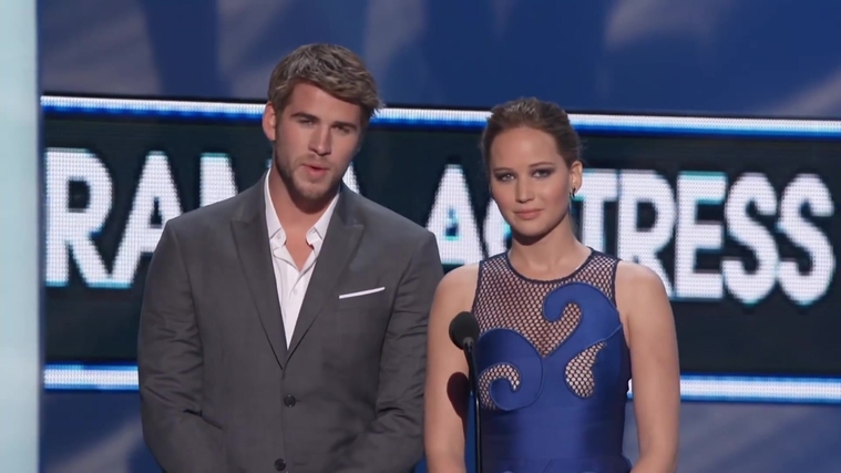 Liam_Hemsworth_and_Jennifer_Lawrence_Present_at_People_s_Choice_Awards_2012_074.jpg