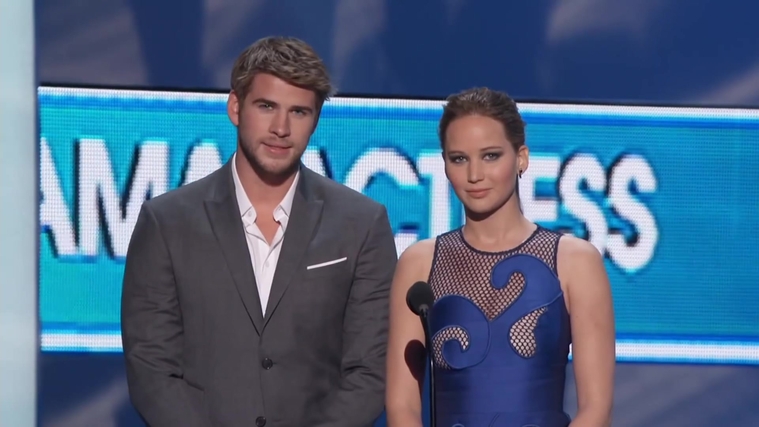 Liam_Hemsworth_and_Jennifer_Lawrence_Present_at_People_s_Choice_Awards_2012_076.jpg