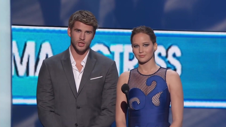 Liam_Hemsworth_and_Jennifer_Lawrence_Present_at_People_s_Choice_Awards_2012_077.jpg