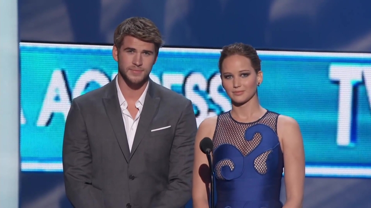 Liam_Hemsworth_and_Jennifer_Lawrence_Present_at_People_s_Choice_Awards_2012_080.jpg