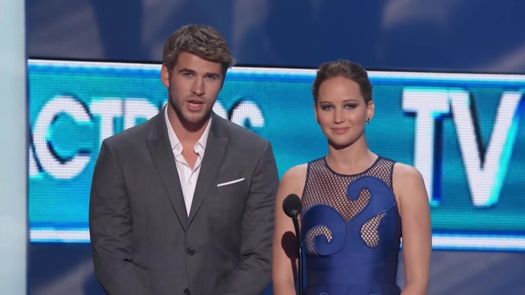 Liam_Hemsworth_and_Jennifer_Lawrence_Present_at_People_s_Choice_Awards_2012_082.jpg
