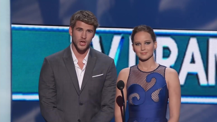 Liam_Hemsworth_and_Jennifer_Lawrence_Present_at_People_s_Choice_Awards_2012_089.jpg