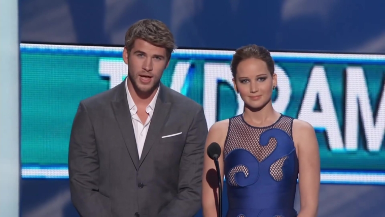 Liam_Hemsworth_and_Jennifer_Lawrence_Present_at_People_s_Choice_Awards_2012_090.jpg