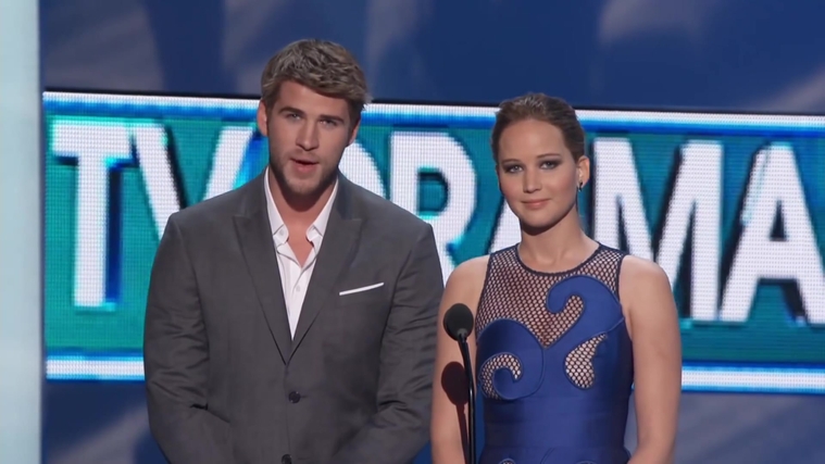 Liam_Hemsworth_and_Jennifer_Lawrence_Present_at_People_s_Choice_Awards_2012_093.jpg