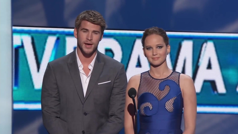 Liam_Hemsworth_and_Jennifer_Lawrence_Present_at_People_s_Choice_Awards_2012_094.jpg