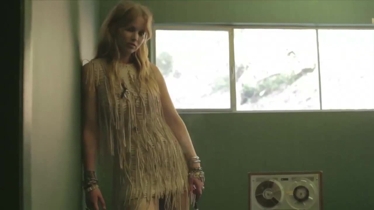 Vogue_Italia_28December_201229_5BBehind_the_Scenes5D_285929~0.jpg